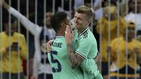 Gelandang Real Madrid, Toni Kroos berselebrasi dengan rekannya Raphael Varane usai mencetak gol ke gawang Valencia pada pertandingan semifinal Piala Super Spanyol di stadion King Abdullah di Jiddah, Arab Saudi, Rabu, (8/1/2020). Madrid menang 3-1 atas Valencia. (AP Photo/Hassan Ammar)
