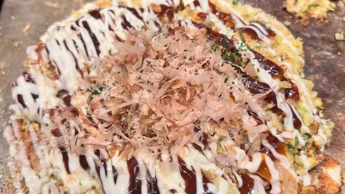 Okonomiyski atau martabak khas Jepang buatan para peserta JENESYS. (Liputan6.com/Tanti Yulianingsih)