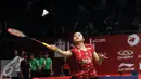 Pebulutangkis tunggal putri Indonesia, Lindaweni Fanetri mengembalikan bola ke arahSoraya De Visch Eijbergen (Belanda) di Total BWF Championships 2015 di Jakarta, Senin (10/8/2015). Lindaweni unggul 21-13 dan 21-15. (Liputan6.com/Helmi Fithriansyah)