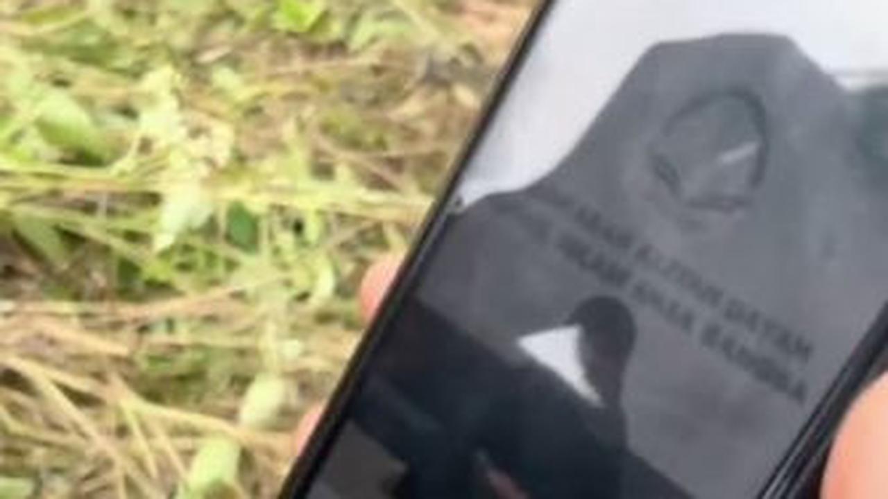 Dalam video yang diabadikan, pria ini nampak menyaksikan penampilan putrinya sedang menghafal 30 juz lewat ponsel. <br>