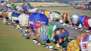 Ratusan balon udara bersiap untuk diterbangkan di pangkalan udara Chambley-Bussieres, Perancis, (26/7/2015). Peserta dari berbagai negara di belahan dunia ikut dalam festival 'Lorraine Mondial Air Ballons'. (AFP/JEAN-CHRISTOPHE VERHAEGEN)