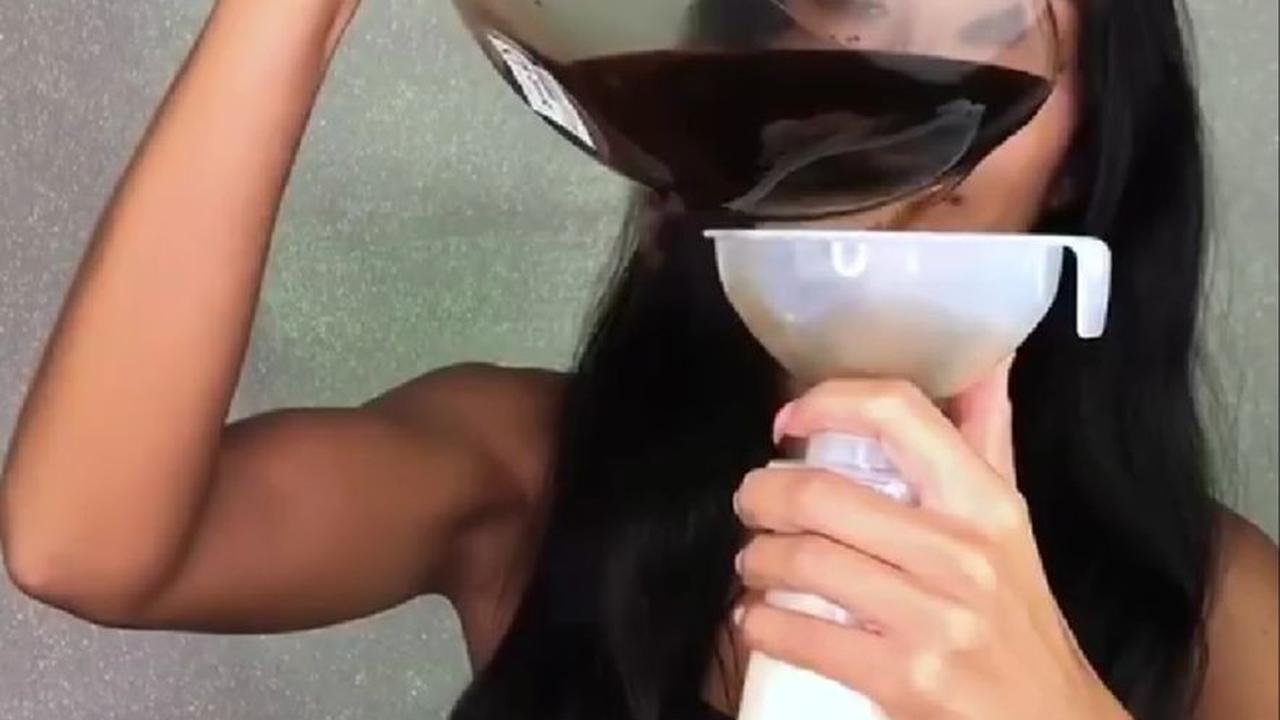 <b>4. Tambahkan Larutan Kopi dan Teh</b>