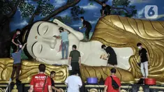 Warga keturunan Tionghoa membersihkan Patung Buddha Tidur di Wihara Buddha Dharma & 8 Pho Sat, Tajur Halang, Bogor, Jawa Barat, Minggu (23/1/2022). Kegiatan gotong royong membersihkan Patung Buddha Tidur ini merupakan tradisi dalam rangka menyambut Tahun Baru Imlek. (merdeka.com/Iqbal S. Nugroho)
