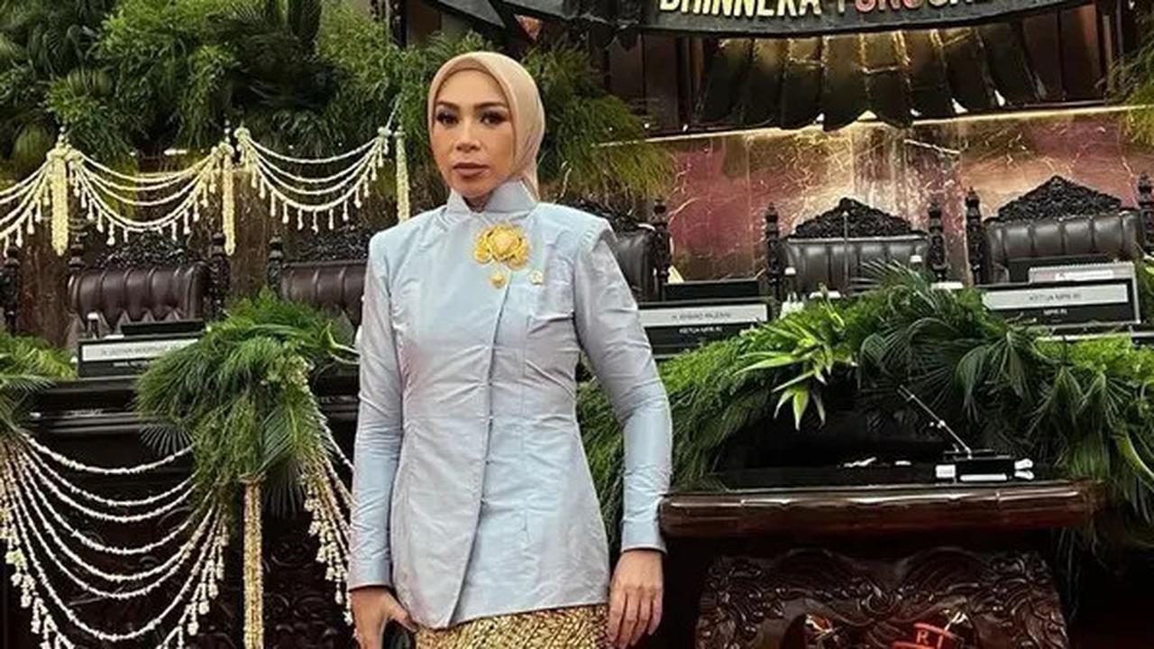 Kini Bertubuh Mungil, Potret Melly Goeslaw Tampil Cantik & Anggun Berkebaya di Pelantikan Prabowo-Gibran