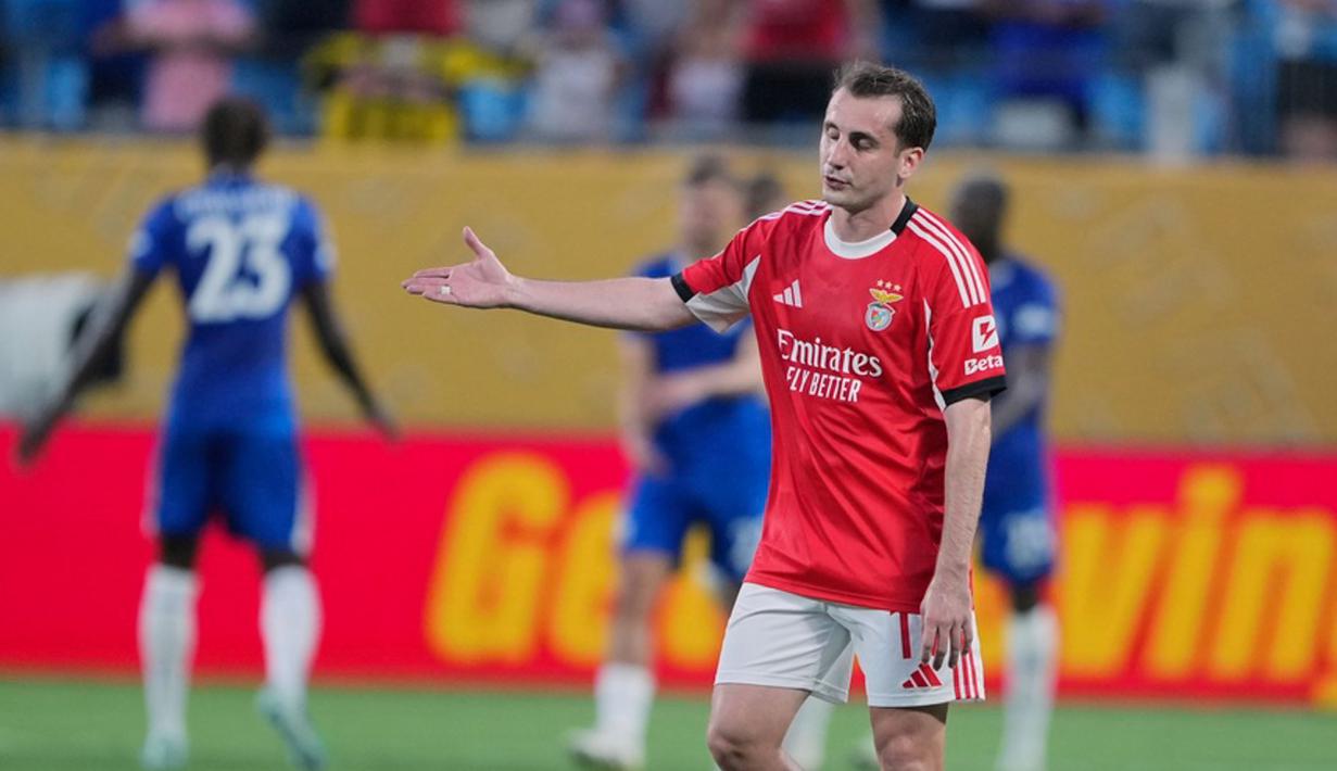 Pemain Benfica, Kerem Akturkoglu, tampak kecewa setelah ditaklukkan Chelsea pada laga 16 besar Piala Dunia Antarklub 2025 di Bank of America Stadium, Minggu (29/6/2025). (AP Photo/Nell Redmond)