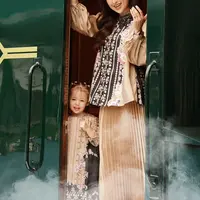 Kali ini, pesonanya terasa semakin spesial karena ia tampil serasi bersama sang putri tercinta, Kamari, mengenakan busana Lebaran dengan nuansa warna yang senada. [@benangjarum_id].