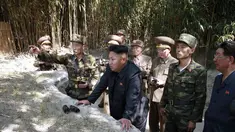 Pemimpin Korea Utara, Kim Jong Un (ketiga dari kiri) memeriksa pos polisi sipil yang berada di bawah KPA Satuan 171, (15/7/2014). (REUTERS/KCNA)