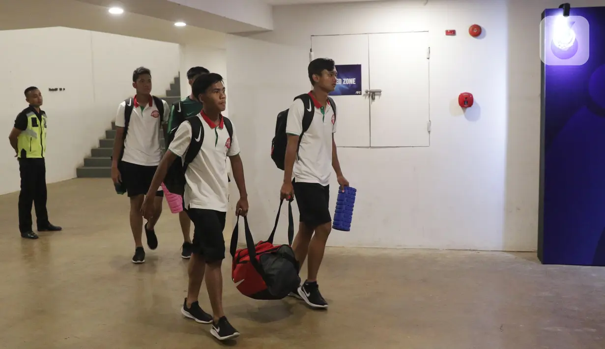 Pemain Timnas Indonesia U-19 meninggalkan area Stadion Madya Gelora Bung Karno, Jakarta, Selasa (5/11/2019). Timnas Indonesia U-19 batal melakukan sesi latihan resmi jelang laga perdana kualifikasi Piala Asia U-19 2020 Grup K karena kondisi cuaca. (Liputan6.com/Helmi Fithriansyah)