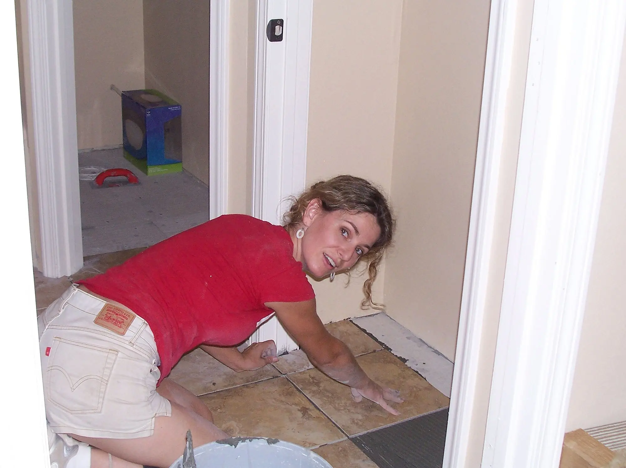 Cara sedang memasang ubin di rumah barunya | Sumber Foto: people.com