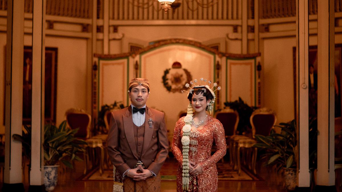 Pesona Tunku Aishah di Resepsi Pernikahan yang Sarat Tradisi, Kenakan Kebaya Coral Rancangan Didiet Maulana