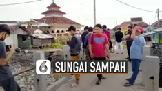 Tidak adanya fasilitas tempat pembuangan sampah. Membuat sungai ini dipenuhi dengan sampah.