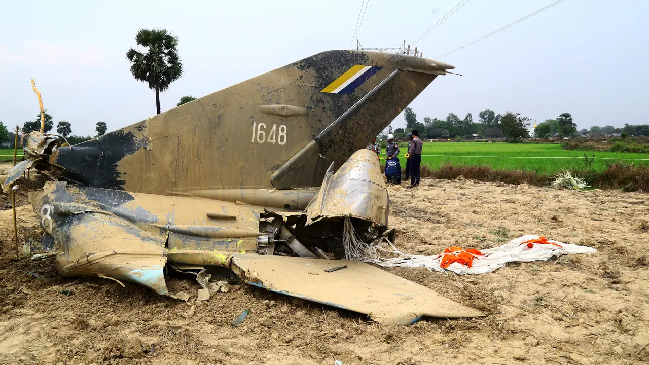 Pesawat Tempur Myanmar Jatuh di Sawah