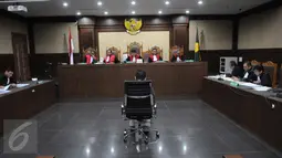 Suasana sidang perdana dengan terdakwa mantan anggota DPRD DKI, M Sanusi di Pengadilan Tipikor Jakarta, Rabu (24/8). Sidang perdana tersebut beragenda pembacaan dakwaan terkait kasus Raperda reklamasi pantai Teluk Jakarta. (Liputan6.com/Helmi Afandi)