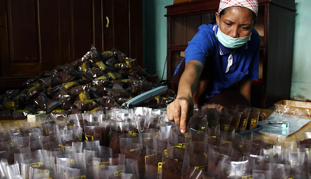 Pekerja sedang mengemas bubuk kopi durian di Lubuklinggau, Sumatera Selatan, (12/10/14). (Liputan6.com/Faizal Fanani)l