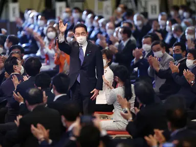 Mantan Menteri Luar Negeri Fumio Kishida (tengah) bereaksi setelah terpilih sebagai perdana menteri Jepang yang baru di Tokyo, Rabu (29/9/2021). Fumio Kishida memenangkan pemilihan kepemimpinan partai yang memerintah dan menjadi perdana menteri Jepang berikutnya. (STR / JIJI PRESS / AFP)