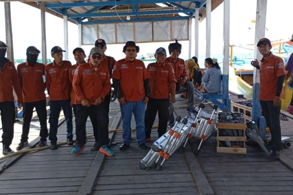 Petugas Unit Pelaksana Teknis Penerangan Jalan Umum Dinas Perhubungan saat bersiap memasang lampu solar cell untuk penerangan di Pulau Barrang Lompo, Makassar.