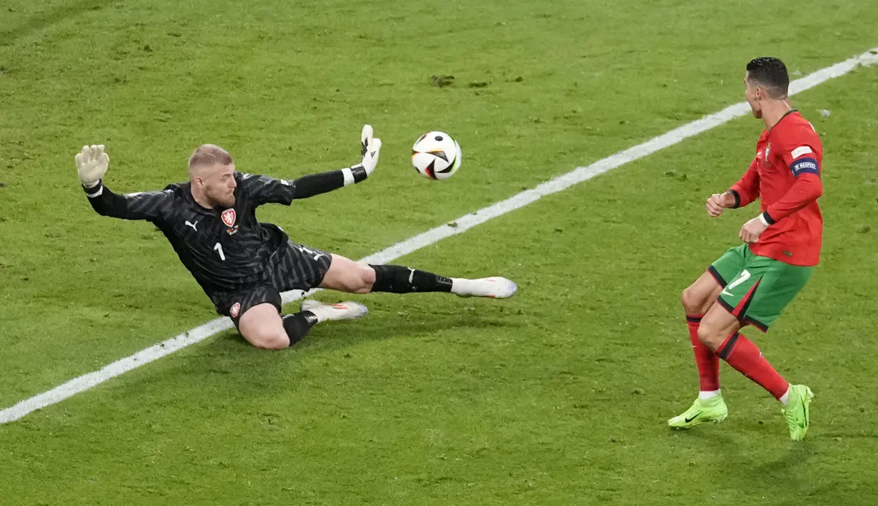 Pemain Portugal, Cristiano Ronaldo, berusaha mencetak gol ke gawang Republik Ceko dalam duel matchday 1 Grup F Euro 2024, Rabu (19/6/2024). CR7 dua kali gagal mencetak gol, mulai dari offside hingga bola membentur tiang.  (AP Photo/Sergei Grits)