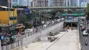 Kondisi pembangunan Underpass Mampang di Jakarta, Senin (12/3). Pembangunan Underpass Mampang ini telah mencapai 90 persen dan ditargetkan selesai pada April 2018. (Liputan6.com/Immanuel Antonius)
