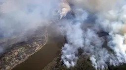 Sebuah foto udara Canadian Joint Operations Command menunjukkan kebakaran hutan di dekat Fort McMurray, Alberta, Kanada 4 Mei 2016. Kebakaran ini menghanguskan 7.500 hektare lahan. (Courtesy MCpl VanPutten/CF Operations/ REUTERS)