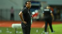 Pelatih Timnas Indonesia U-17, Bima Sakti, saat memimpin timnya dalam laga melawan Palestina di Kualifikasi Piala Asia U-17 2023, Jumat (7/10/2022) malam WIB. (Bola.com/Muhammad Iqbal Ichsan)
