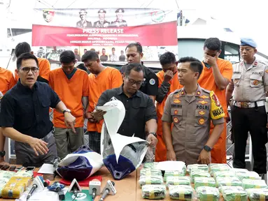 Wadir Tindak Pidana Narkoba Bareskrim Polri, Kombes Pol Krisno Halomoan Siregar (kedua kiri) saat memberi keterangan terkait pengungkapan kasus penyelundupan narkoba jenis sabu seberat 37 Kg di Kawasan Batavia Marina, Jakarta, Selasa (11/6/2019). (Liputan6.com/Helmi Fithriansyah)