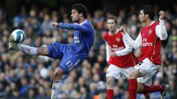 1. Michael Ballack - Ballack setia memakai nomor punggung 13 baik saat bermain untuk Chelsea, Bayern Munchen, Leverkusen bahkan saat membela timnas Jerman. Ballack juga mengenakan jersey nomor 13 untuk setiap tim yang ia bela. (AFP/Glyn Kirk)