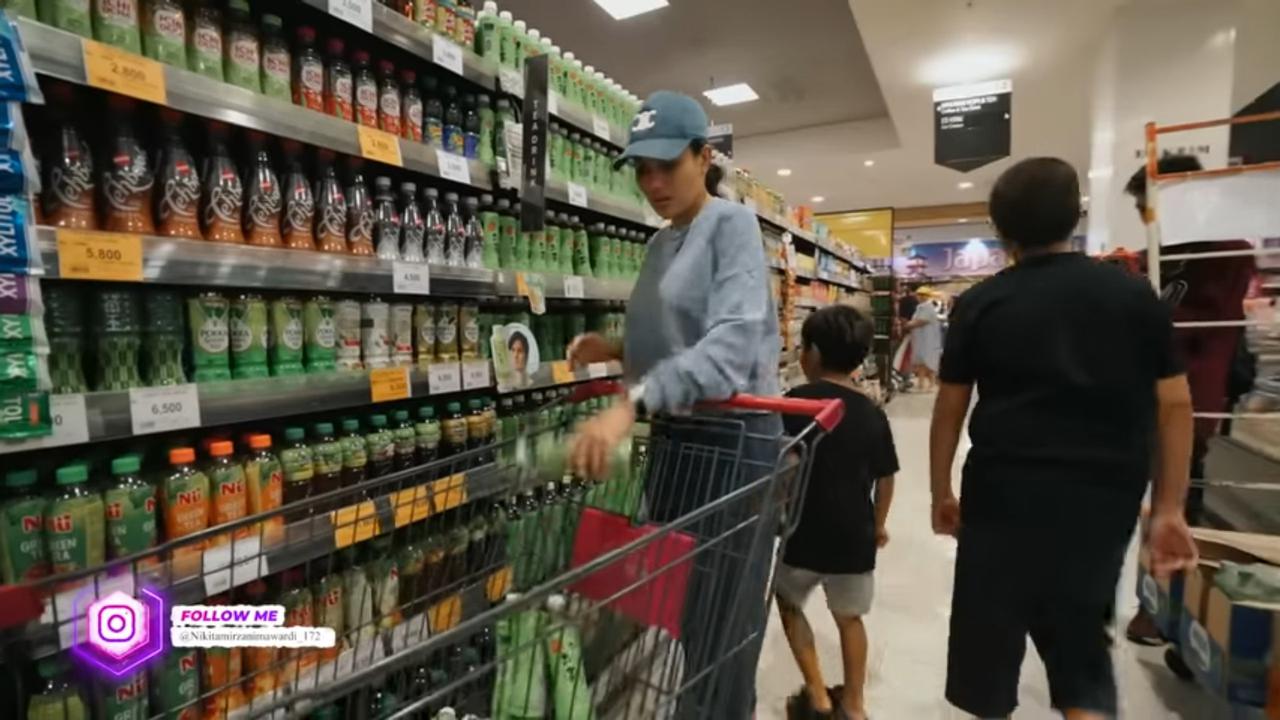Potret Nikita Mirzani Belanja Bulanan di Supermarket Tanpa Lihat Harga, Habiskan Puluhan Juta Cuma Buat Beli Kebutuhan Rumah
