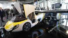 Mobil terbang AeroMobil saat dipamerkan di Monaco, Kamis (20/4). Mobil yang prototipenya diluncurkan pada 2014 lalu tersebut sudah bisa dipesan pada akhir tahun mendatang. (AP Photo / Claude Paris)