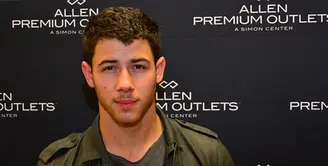 Lama tak terlihat menjalin hubungan kasih paska putus dengan Olivia Culpo di tahun 2015, Nick Jonas terlihat nyaman saat bersama wanita asing di Hawaii, ditengah waktu istirahat syuting film Jumanji. (Instagram/Kyliejenner)