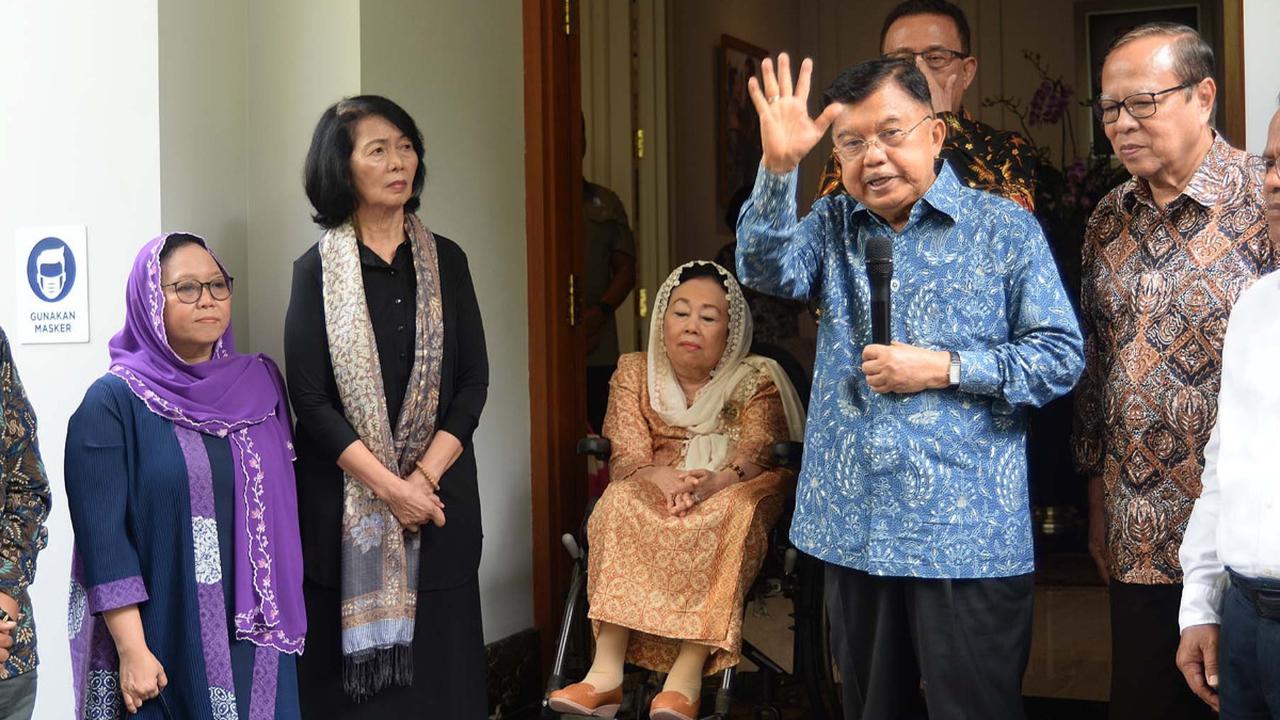 &nbsp;Dia lantas menyinggung pertemuan Wakil Presiden ke-10 dan ke-12 Jusuf Kalla (JK) dengan istri dari Presiden ke-4 Abdurahman Wahid atau Gus Dur, Sinta Nuriyah.