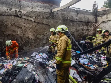 Petugas pemadam kebakaran melakukan pendinginan ruang gudang yang terbakar di SDN Srengseng sawah 04, Jakarta Selatan, kamis, 06 Agustus 2026. (KLY/ Arie Basuki)
