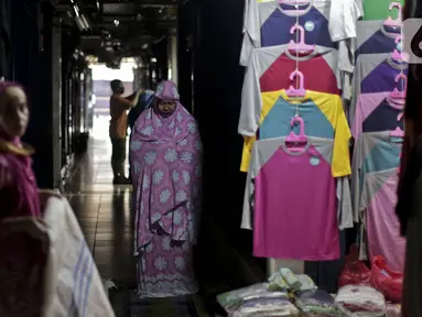 Seorang wanita melaksanakan salat di Pasar Cipulir, Jakarta, Senin (6/4/2020). Para pedagang pakaian di pasar grosir ini mengeluhkan sepinya pembeli sejak penyebaran virus corona COVID-19 yang kian meningkat. (Liputan6.com/Johan Tallo)