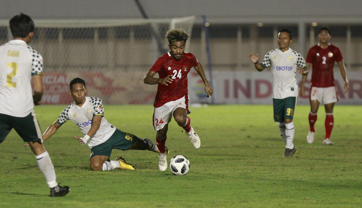 Gelandang Timnas Indonesia  U-23, Yacob Sayuri (tengah) berusaha melewati sejumlah pemain Tira Persikabo. (Foto: Bola.com/M. Iqbal Ichsan)