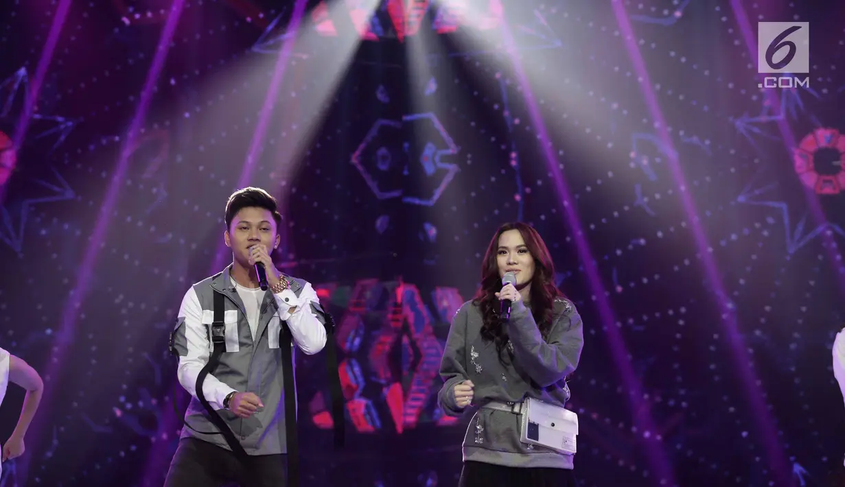 Penampilan Sheryl Sheinafia dan Rizky Febian saat berkolaborasi dengan band NEV+ dalam acara SCTV Music Award 2018 di Studio 6 Emtek, Jakarta, Jumat (27/4). (Liputan6.com/Faizal Fanani)