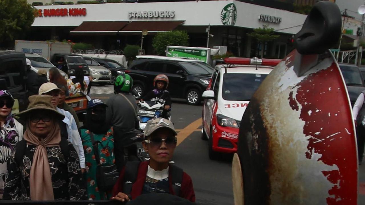 Selain itu, emak-emak tersebut juga menolak wacana kenaikan harga BBM.&nbsp;