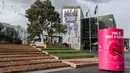 Federation Square yang kosong terlihat di Melbourne pada , Jumat (16/7/2021). Kota terbesar kedua di Australia itu kembali memberlakukan lockdown, dan kali ini selama lima hari mulai Kamis (16/7) malam karena meningkatnya klaster COVID-19. (ASANKA BRENDON RATNAYAKE/AFP)