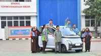 Presiden Jokowi Hadiahkan Mobil Listrik ke SMKN 2 Palembang (Presidenri.go.id)