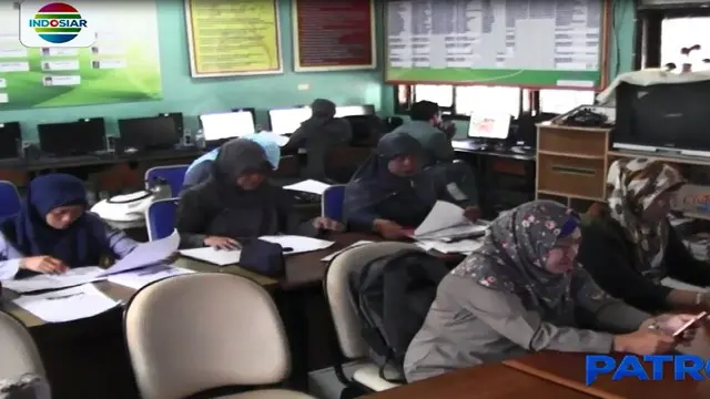 Paska ledakan bom, Dinas Pendidikan Surabaya memutuskan meliburkan sementara aktifitas belajar siswa sekolah.