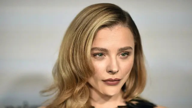 Cantiknya Chloe Grace Moretz Kenakan Crop Top Pamer Perut Rata