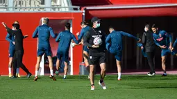 Pelatih Sevilla, Julen Lopetegui menghadiri sesi latihan sebelum menjamu Chelsea pada matchday kelima Grup E Liga Champions, di sport City di Seville, Selasa (1/12/2020). Laga Sevilla vs Chelsea akan digelar di Estadio Ramon Sanchez Pizjuan pada Kamis (3/12) dinihari WIB. (CRISTINA QUICLE /AFP)