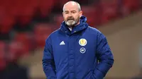 Steve Clarke merupakan juru taktik yang berhasil bawa Timnas Skotlandia lolos ke fase grup Euro 2020. Dirinya merupakan bek legendaris Chelsea yang tercatat sumbangkan tiga trofi selama 11 tahunnya berkarier di Stamford Bridge. (Foto: AFP/Andy Buchanan)