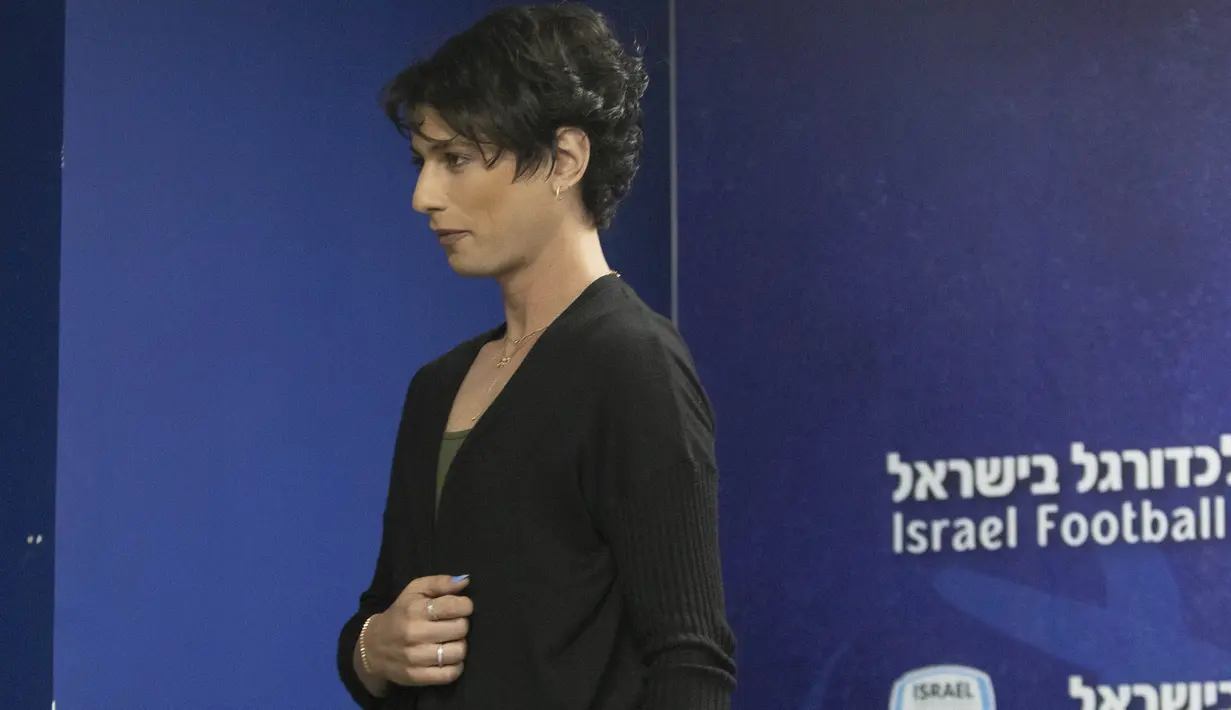 Wasit sepak bola Israel, Sapir Berman meninggalkan konferensi pers di Ramat Gan, Selasa (27/4/2021). Berman mengatakan para pemain dan penggemar kini sudah mulai menyebutnya sebagai seorang perempuan, bahkan ketika mereka mengeluhkan keputusannya di lapangan sepak bola. (AP Photo/Sebastian Scheiner)