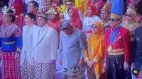 Momen lucu saat upacara Hari Kemerdekaan Indonesia pada Kamis, 17 Agustus 2023. Saat itu, Menteri PUPR Basuki Hadimuljono iseng sibak pakaian Menteri BUMN Erick Thohir. (Foto: instagram @kemenpupr)
