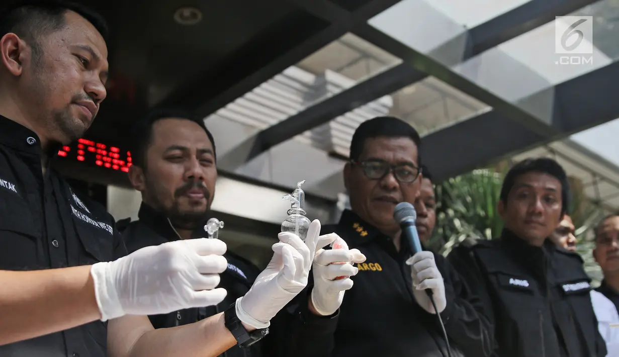 Kabid Humas Polda Metro Jaya Kombes Pol. Argo Yuwono menunjukkan alat hisap sabu saat rilis kasus pelaku ujaran kebencian degan pelaku Arseto Suryoadji Pariadji di Polda Metro Jaya, Jakarta, Jumat (30/3). (Liputan6.com/Herman Zakharia)