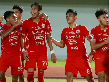 Pemain Persija Jakarta, Hansamu Yama, melakukan selebrasi setelah mencetak gol ke gawang Dewa United pada laga BRI Liga 1 di Stadion Indomilk Arena, Tangerang, Senin (10/4/2023). Persija menang dengan skor 1-0. (Bola.com/M Iqbal Ichsan)