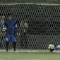 Kiper Timnas Indonesia, Satria Tama, saat mengikuti latihan jelang laga melawan Fiji di Stadion Patriot, Bekasi, Kamis, (31/8/2017). Indonesia akan menjalani laga Persahabatan melawan Fiji. (Bola.com/M Iqbal Ichsan)