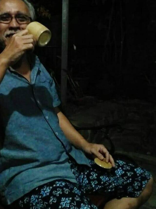 5 Potret Kesederhanaan Iwan Fals, Terbaru Nyanyi di Acara Sunatan