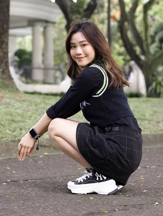 Penampilan khas cewek Mamba juga ditunjukkan Jessica Jane melalui potret ini. Ia menggunakan mini skirt kotak-kotak yang dipadukan dengan long sleeve dan wool vest hitam senada. Menutup penampilannya, Jessica Jane memilih kenakan sneakers. [instagram/jessicajane99]