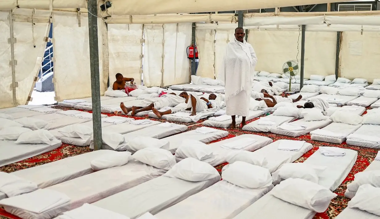 <p>Fasilitas di dalam tenda ini terdapat kasur dan bantal. (Sajjad HUSSAIN/AFP)</p>