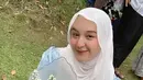 Hersa Rahayu, perempuan yang baru saja resmi dinikahi oleh Rizki DA. Lihat gaya OOTDnya yang colorful, seperti di foto ini. Ia mengenakan sebuah dress berwarna biru terang, dipadu hijab putih polos. [Foto: Instagram/hersa_echaa]
